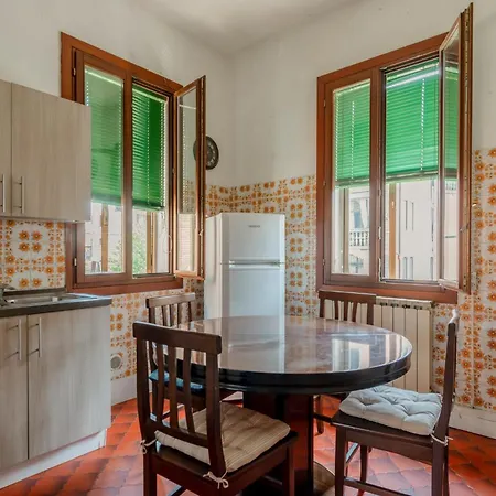 Guesthost - - Two Aparments Near The Apartment Lido di Venezia