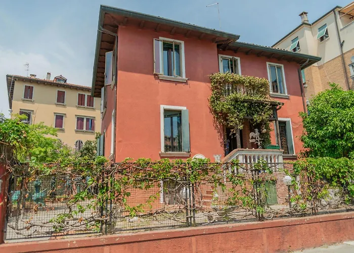 Guesthost - - Two Aparments Near The